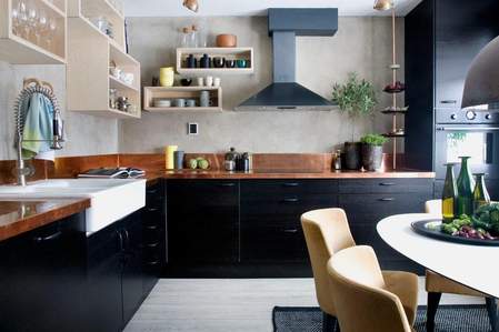 sivi zidovi u elegantnoj kuhinji