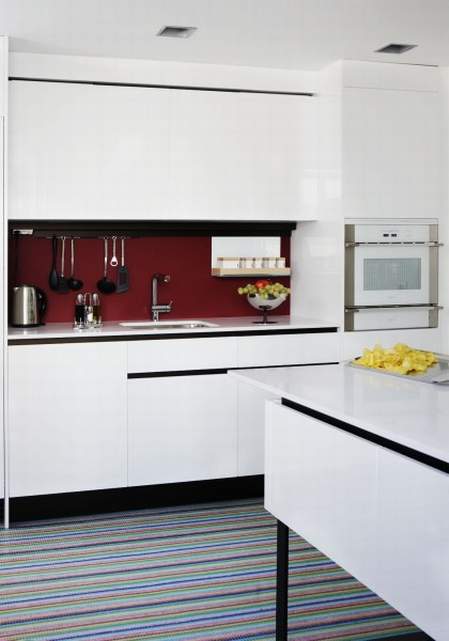 elegantna crno-bela kuhinja sa crvenim detaljima