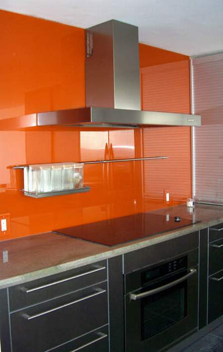 narandžasta boja iza stakla u kuhinji