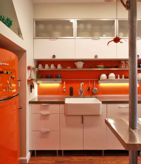narandžaste pločice u kuhinji i frižider