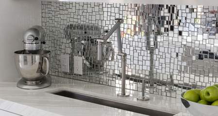bela kuhinja sa mozaikom od ogledala