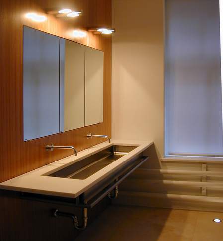 ogledalo iz segmenata u minimalističkom kupatilu
