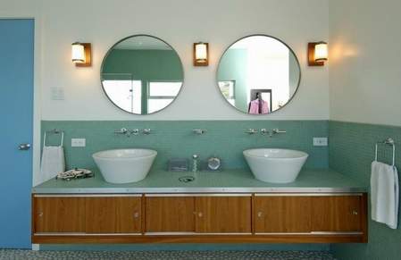 okrugla ogledala u klasičnom kupatilu