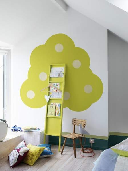 oslikan zid i polica u obliku drveta u dečijoj sobi