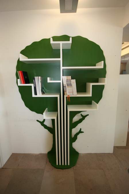 zeleno-bela polica u obliku drveta