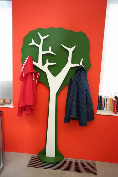 zidni čiviluk u obliku drveta u dečijoj sobi