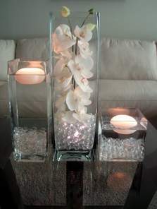 sveće u vazama sa vodom i perllicama