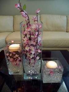 sveće u vazama sa vodom i perlicama