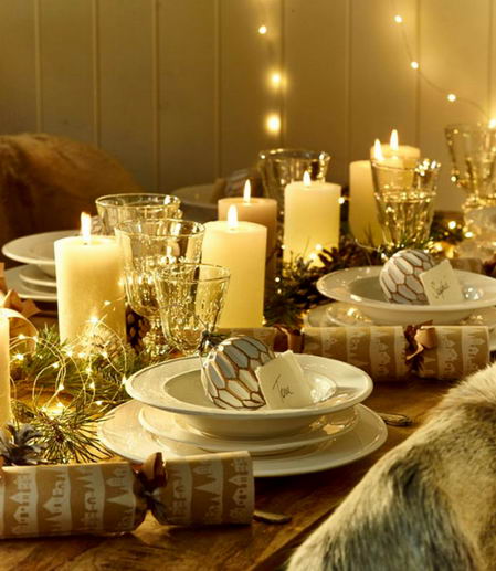 novogodišnja dekoracija stola sa lampicama