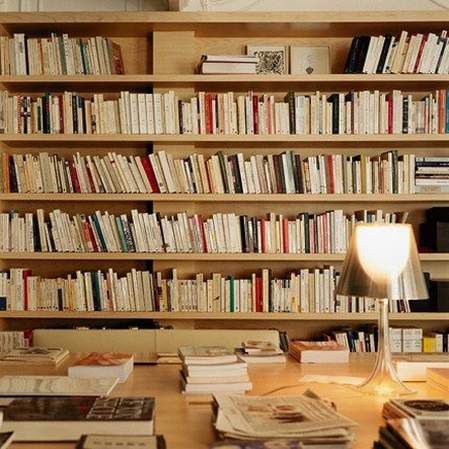 kućna biblioteka sa policama za knjige u prirodnoj boji drveta