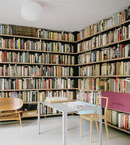 kućna biblioteka u stanu