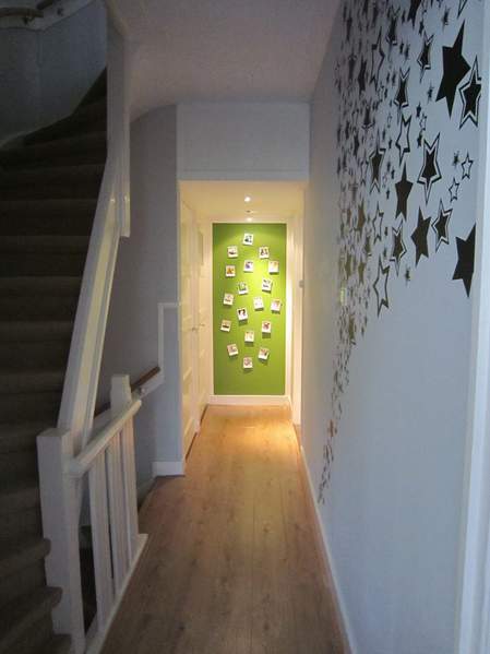 naglašen zeleni zid, uzak i dugačak hodnik