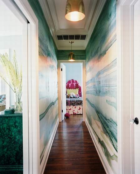 oslikani zidovi uzak i dugačak hodnik