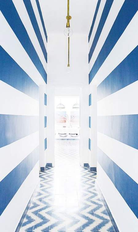 plavo beli zidovi uzak i dugačak hodnik