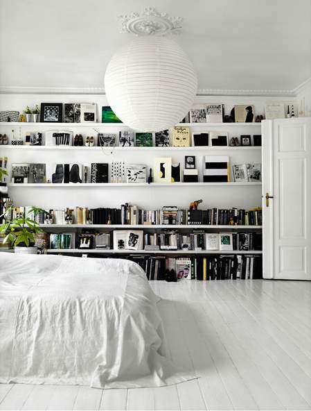 police za knjige u minimalističkoj spavaćoj sobi