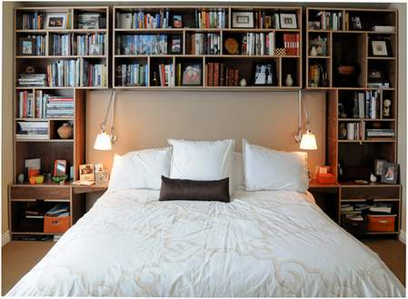 police sa knjigama u spavaćoj sobi