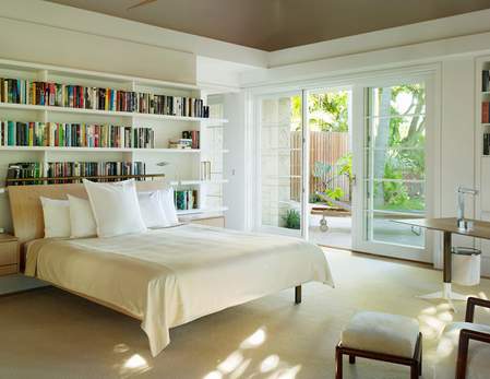 moderna minimalistička biblioteka u spavaćoj sobi