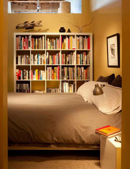 polica sa knjigama u spavaćoj sobi
