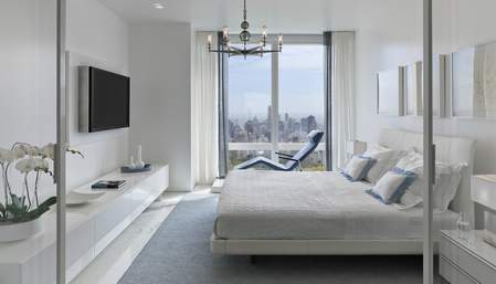 ležaljka u modernoj sivo-beloj spavaćoj sobi