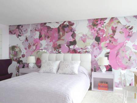 šare intenzivnih boja na zidu spavaće sobe