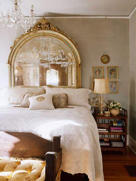stilsko ogledalo sa patinom na uzglavlju kreveta u spavaćoj sobi