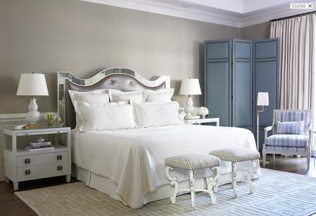 glamurozna spavaća soba sa ogledalima na krevetu