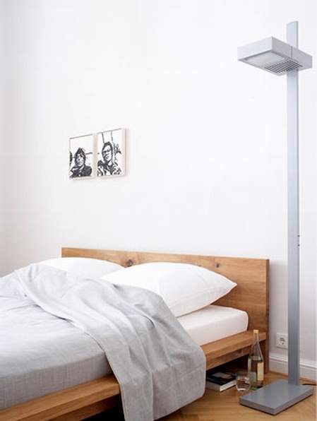 moderna podna lampa pored kreveta u spavaćoj sobi
