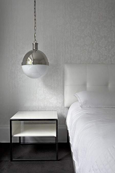plafonska lampa u elegantnoj spavaćoj sobi