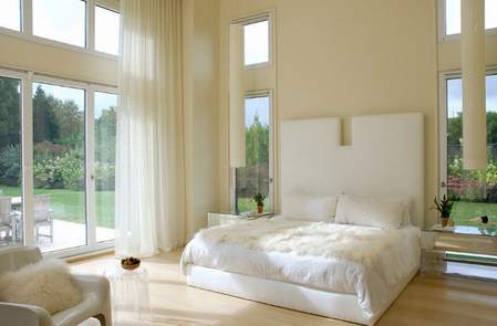 beli krevet sa visokim uzglavljem u krem spavaćoj sobi