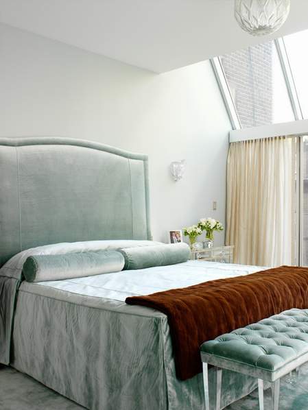 sivi plišani bračni krevet sa visokim uzglavljem