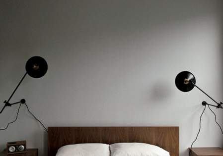 crne zidne lampe u spavaćoj sobi
