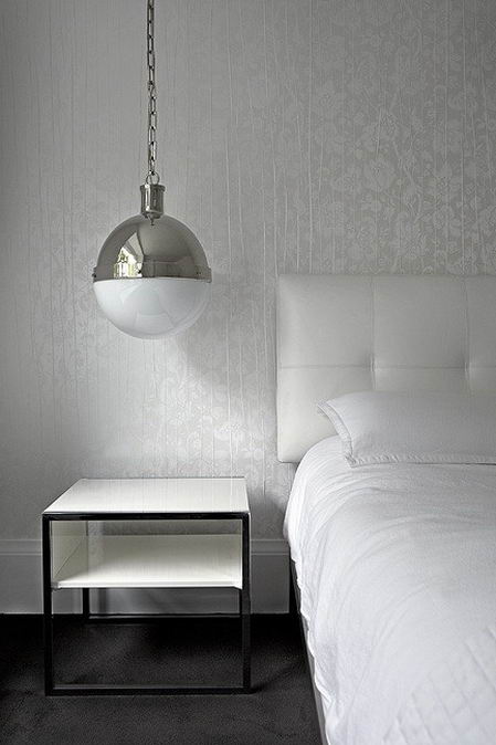 belo kožno uzglavlje kreveta u modernoj spavaćoj sobi