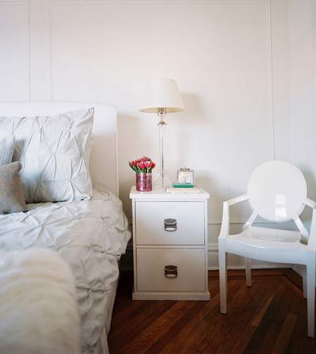 minimalistička bela spavaća soba