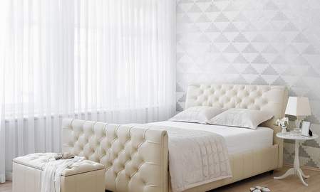 sivo beli zid oslikan šablonom u spavaćoj sobi