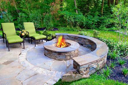 kameno ognjište u bašti sa zidićem za sedenje